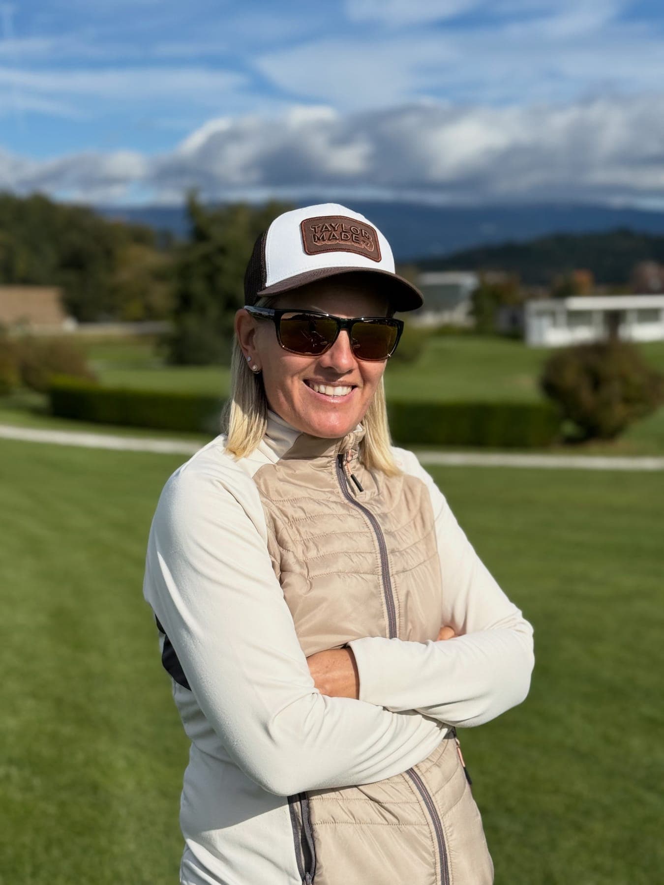 Nicole Gergely am Golfplatz