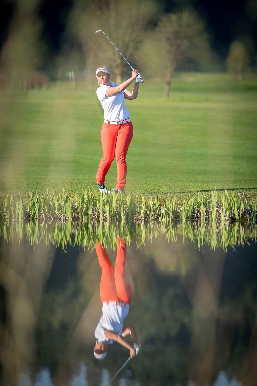 Nicole Gergely auf dem Golfplatz