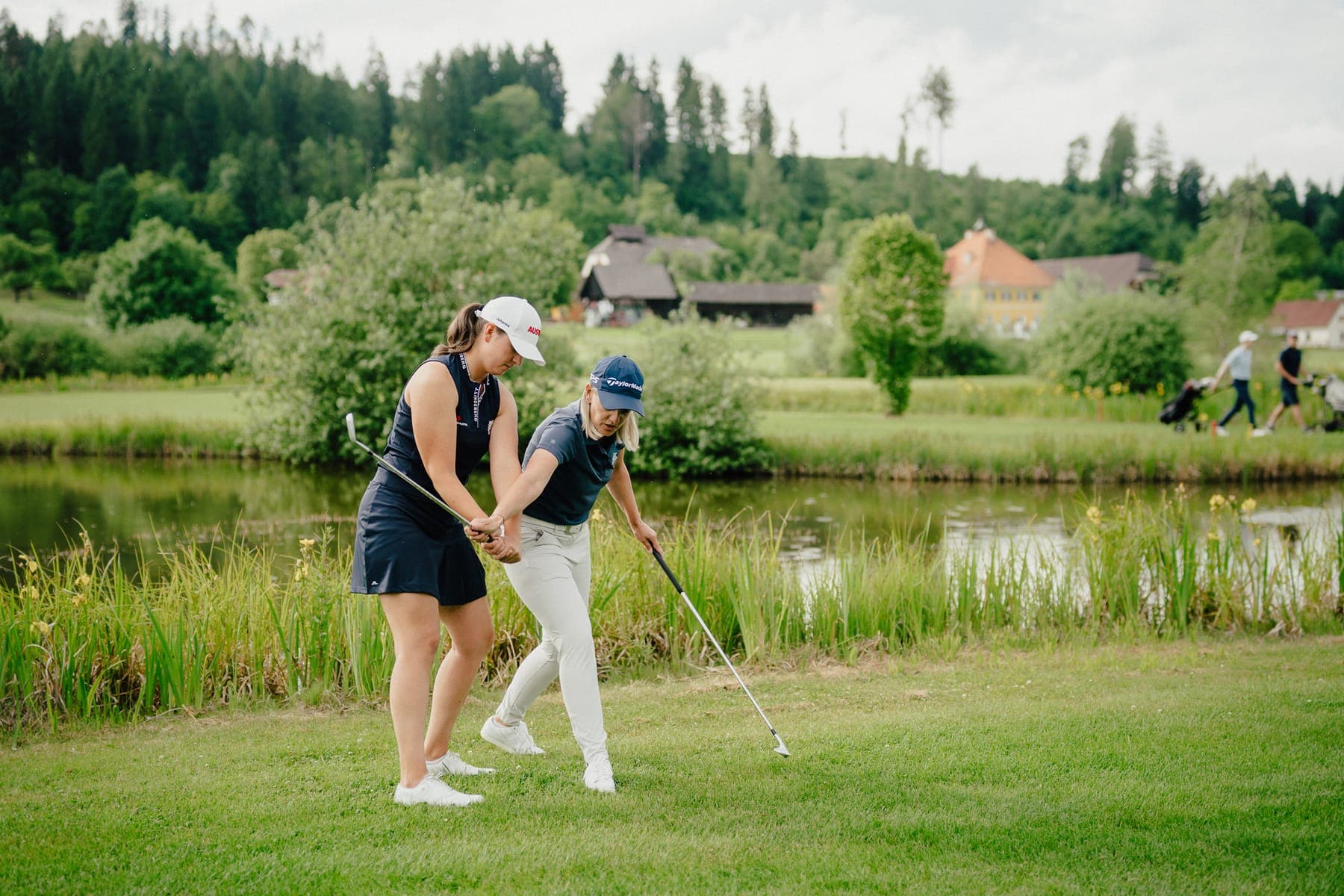 Nicole Gergely beim Training mit einer Schülerin auf dem Golfplatz